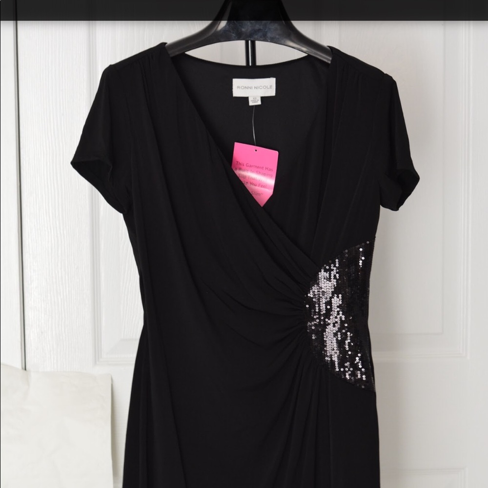 Women’s evening dress. (Brand New/Sample)